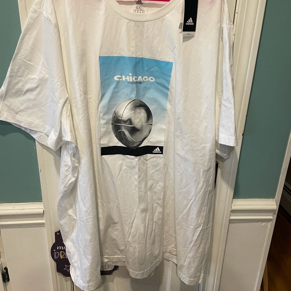 New with tags Men’s and Adidas Chicago Hoops T-shirt size 4XL